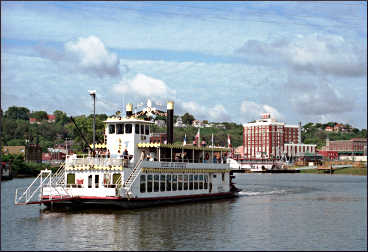A paddlewheeler leaves the harbor in Dubuque.