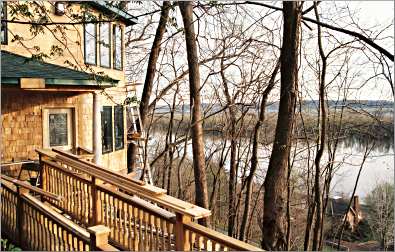 Hawk's View cottage overlooks Mississippi in Fountain City.