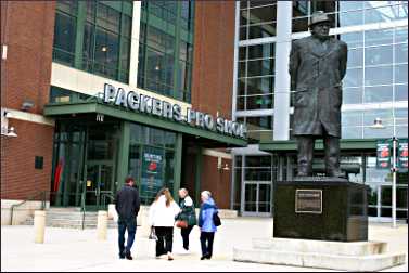 A statue of Vince Lombardi in Green Bay.