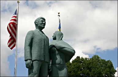 Statue of Karl Oskar and Kristina.