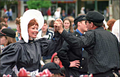 Pella street dancers.