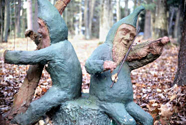 Elves at the Tellen folk-art site.