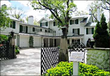 The main house of Ten Chimneys.